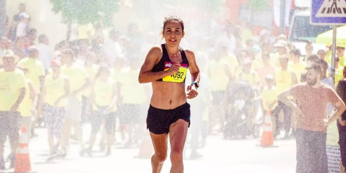 Ein Marathon hat positive Effekte auf das biologische Alter. Frau rennt Marathon