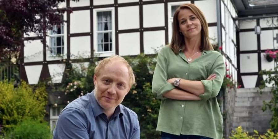 Simon Schwarz und Jessica Ginkel bei den Dreharbeiten. Foto: Hardy Spitz/ARD Degeto/dpa