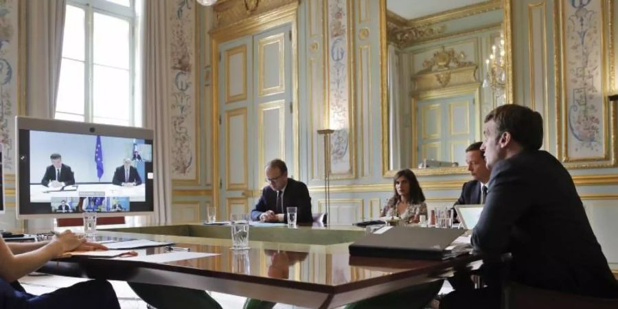 Frankreichs Präsident Emmanuel Macron konferiert mit Serbiens Präsident Vucic, dem kosovarischen Ministerpräsident Hoti und EU-Politikern. Foto: Christophe Ena/AP/dpa