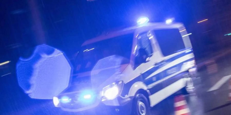 Ein Polizeifahrzeug im Einsatz. Foto: Patrick Seeger/dpa/Symbolbild
