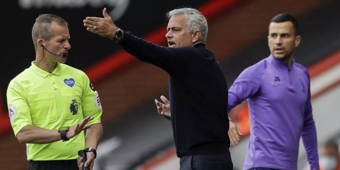 Tottenham-Coach José Mourinho lamentiert beim Linienrichter. Premier League VAR