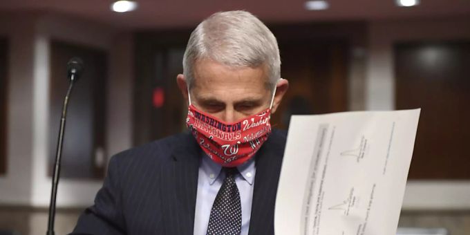 Der Immunologe und Berater der US-Regierung, Dr Anthony Fauci, bezeichnet das Coronavirus wegen seiner leichten Übertragbarkeit als «schlimmsten Alptraum». (Foto: Kevin Dietsch/AP/KEYSTONE-SDA) Der Immunologe und Berater der US-Regierung, Dr Anthony Fauci, bezeichnet das Coronavirus wegen seiner leichten Übertragbarkeit als «schlimmsten Alptraum». (Foto: Kevin Dietsch/AP/KEYSTONE-SDA)