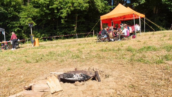 Spuren vom Vorabend; Glut in der Feuerstelle.