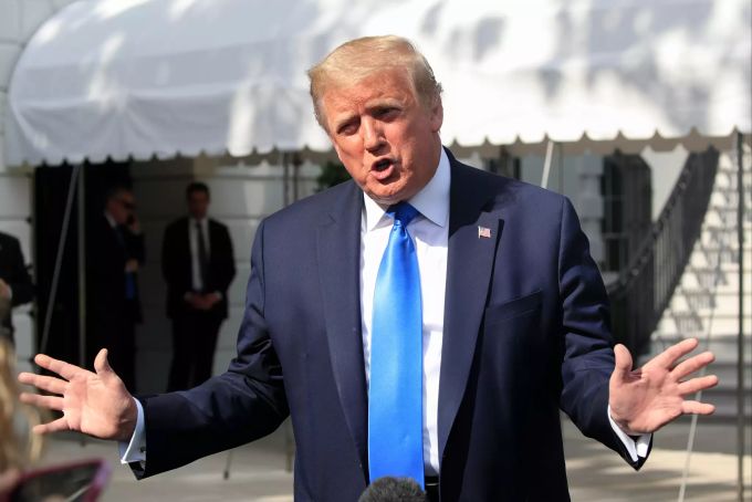 Donald Trump, Präsident der USA, spricht mit Journalisten vor seiner Abreise für einen Besuch im Walter Reed National Military Medical Center in Bethesda. US-Präsident Trump