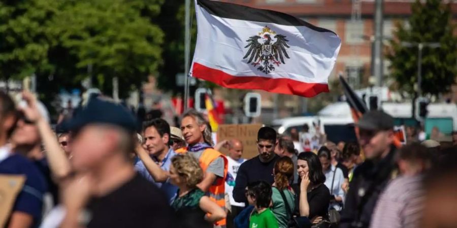 Momentaufnahme einer Protestkundgebung auf dem Cannstatter Wasen. Foto: Christoph Schmidt/dpa