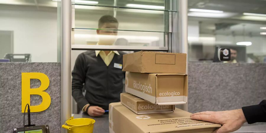 An Spitzentagen im April wurden täglich über 800'000 Pakete verarbeitet. Die Paketzunahme kompensiert aber nicht die negativen Effekte in den anderen Geschäftsbereichen der Post.