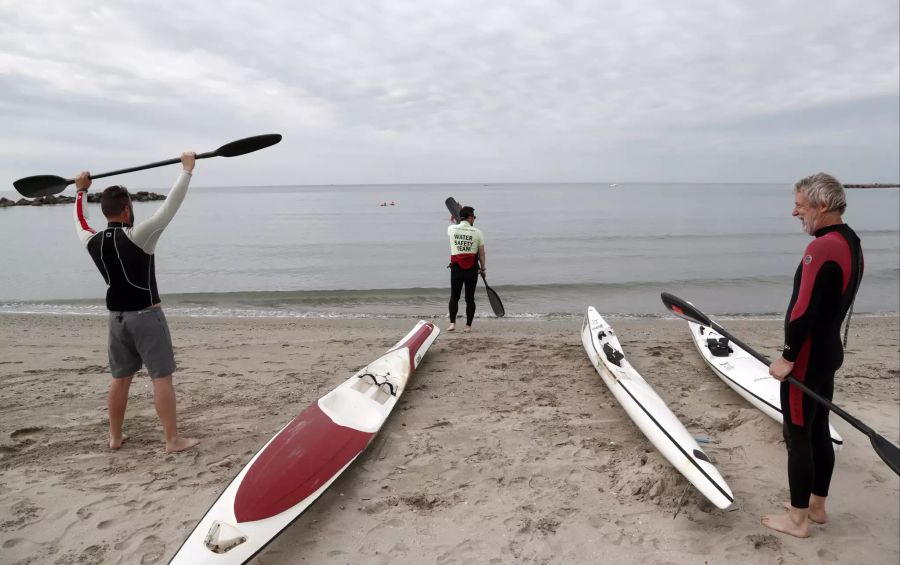 Drei Menschen bereiten sich und ihre Kajaks am Samstag, 16. Mai, am Strand von Palavas le Flots vor,