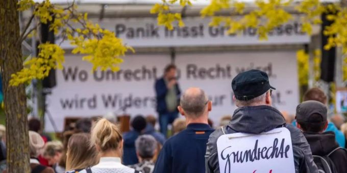 Mehrere Hundert Demonstranten fordern bei einer Kundgebung in Schwerin eine Abschaffung der Corona-Einschränkungen. Foto: Jens Büttner/dpa-Zentralbild/dpa Mehrere Hundert Demonstranten fordern bei einer Kundgebung in Schwerin eine Abschaffung der Corona-Einschränkungen. Foto: Jens Büttner/dpa-Zentralbild/dpa