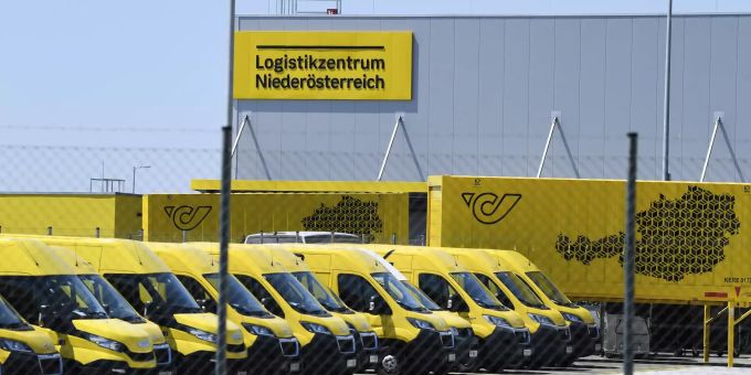 Blick auf das Post-Logistikzentrum Niederösterreich. Die Post und die Gesundheitsbehörden in Niederösterreich kämpfen derzeit mit auffallend grossen Infektionsclustern im Verteilerzentrum Hagenbrunn. Foto: Robert Jaeger/APA/dpa Coronavirus - Österreich
