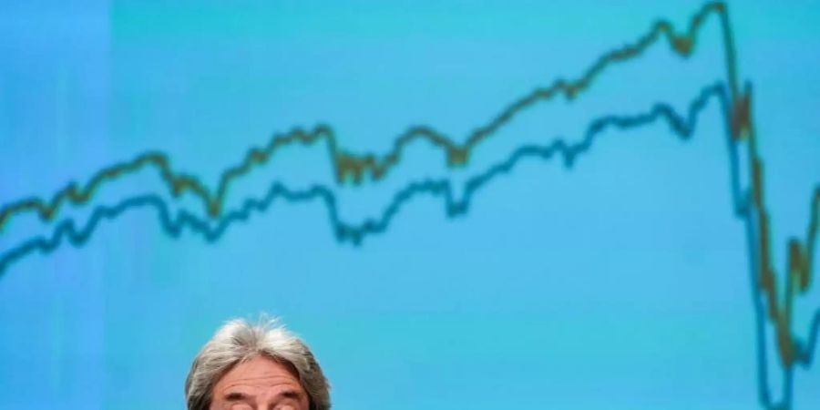 Paolo Gentiloni, Wirtschaftskommissar der EU, auf einer Pressekonferenz. Die EU-Kommission sprach in Brüssel bei der Vorlage ihrer Prognose von einer Rezession historischen Ausmasses. Foto: Kenzo Tribouillard/AFP Pool/AP/dpa