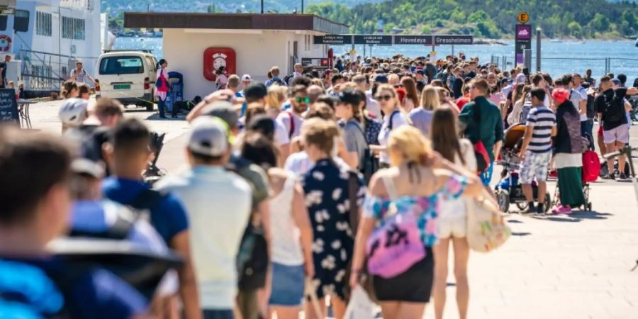 Eine Menschenansammlung in Norwegen.