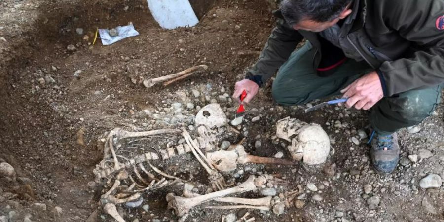 Archäologen haben unweit des Gnadensees (Teil des Bodensees) Reste eines Galgens, mehrere Skelette sowie Brandgruben gefunden. Foto: Felix Kästle/dpa