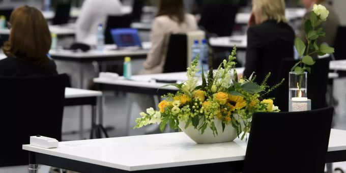 Blumen und eine Kerze auf dem Pult des verstorbenen FDP-Nationalrates Albert Vitali während der Sommersession der Eidgenössischen Räte. PARLAMENT, NATIONALRAT, Albert Vitali