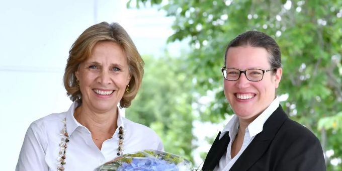 Marina Schai (CVP), Präsidentin des Bürgergemeinderats (rechts im Bild), und Patricia von Falkenstein (LDP), Statthalterin des Bürgergemeindesrats in den Amtsjahren 2020 bis 2023.