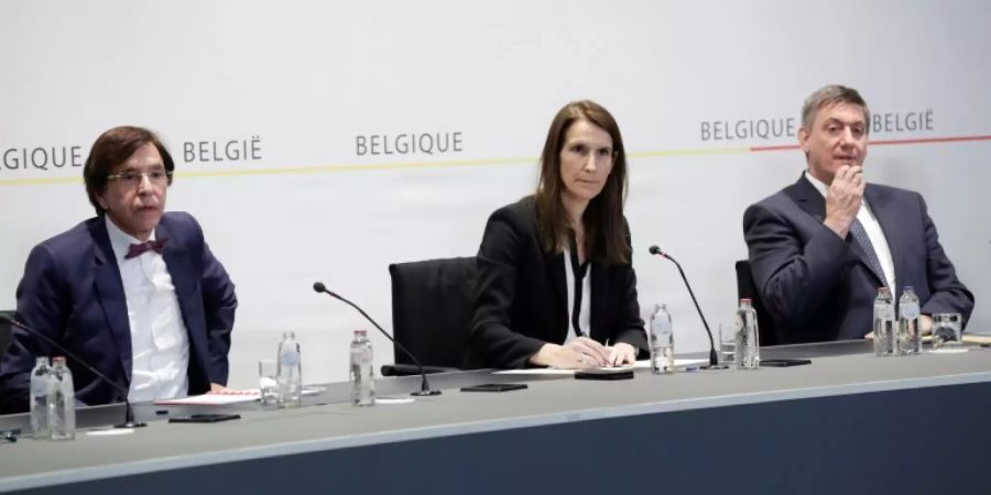 Belgiens Regierungschefin Sophie Wilmès (M)