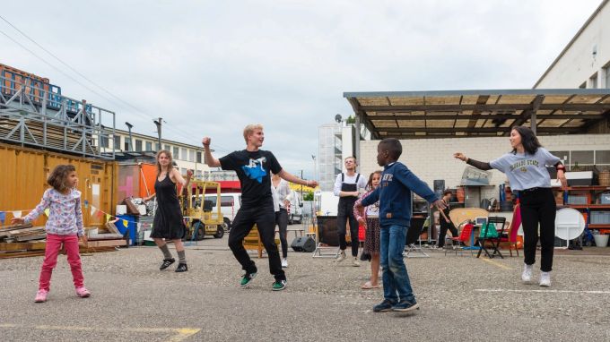 Ismi ud Lea Nardon zeigen wie's geht. Sie unterrichten auch im Tanzstudio.