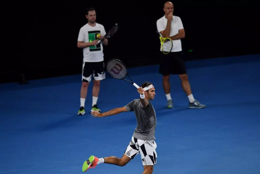 Die Coaches Severin Lüthi (l.) und Ivan Ljubicic (r.) haben Roger Federer genau im Blick. (Archivbild)