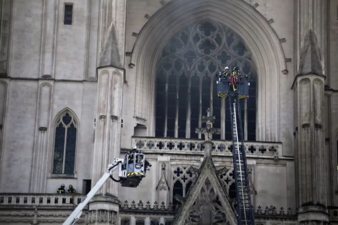 Die drei Brandherde konnten relativ schnell wieder gelöscht werden. Nantes Kirchenbrand