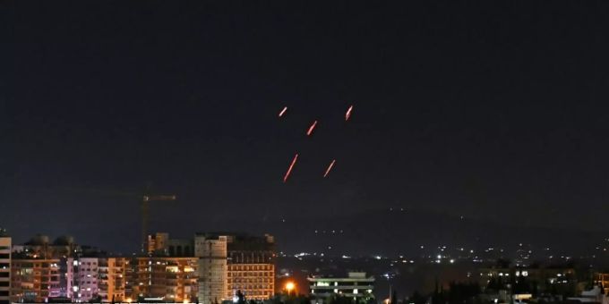 Geschosse der syrischen Luftabwehr über Damaskus Geschosse der syrischen Luftabwehr über Damaskus