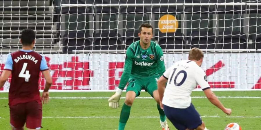 Harry Kane (r/10) von Tottenham Hotspur trifft zum 2:0 gegen West Ham United. Foto: Julian Finney/Nmc Pool/PA Wire/dpa