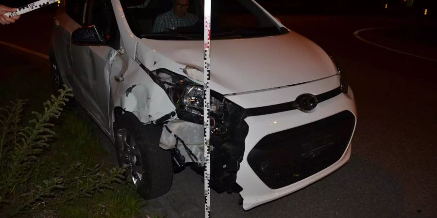 Personenwagen kollidiert mit Holzpfosten