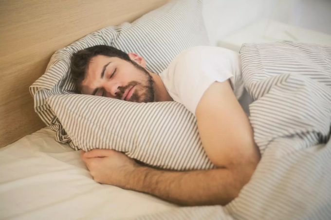 Besser schlafen durch Selbstmassage. Mann schläft