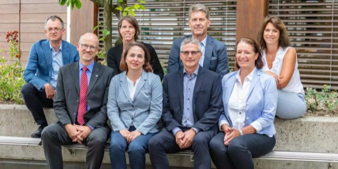 Gemeinderat Mönchaltorf: Hans-Rudolf Gallliker, Bernhard Kaderli, Andrea Larry, Marlis Schlumpf, Urs Graf (Gemeindepräsident), Rolf Möckli, Christina Thomas, Cornelia Müller (Gemei Gemeinderat Mönchaltorf