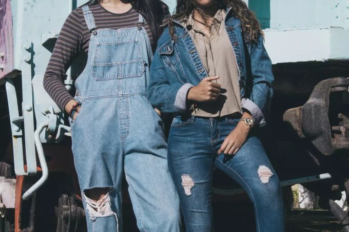 Jeans gehören zu den beliebtesten Kleidungsstücken. Jeanshosen