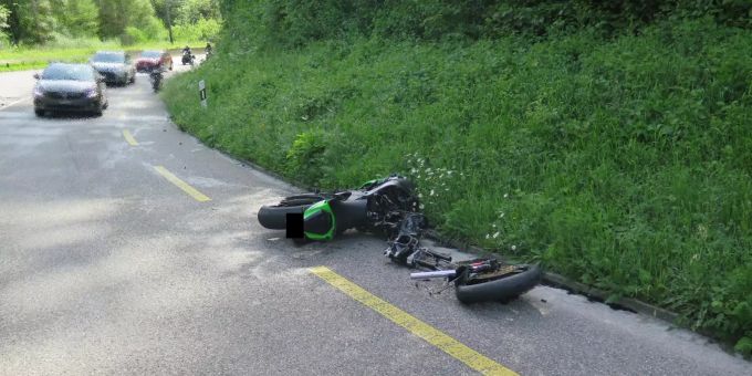 Laufen BL: Motorrad kollidiert nach Sturz mit Personenwagen.