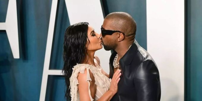 Kim Kardashian und Kanye West bei ihrer Ankunft zu der Oscar-Party von Vanity Fair 2020. Foto: Ian West/PA Wire/dpa Kim Kardashian und Kanye West bei ihrer Ankunft zu der Oscar-Party von Vanity Fair 2020. Foto: Ian West/PA Wire/dpa