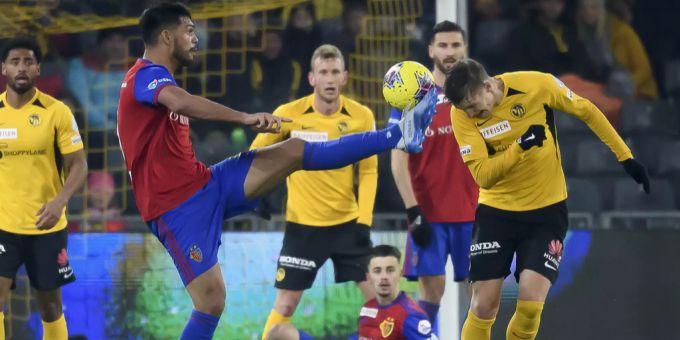 Zweikämpfe wie hier in Super League sind nicht so gefährlich in Bezug auf eine Ansteckung. Super League