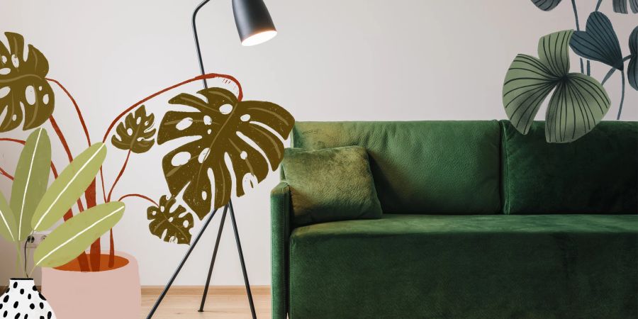 Ein grünes Sofa ist zeitlos modern. Die Stehlampe verleiht dem Raum das gewisse Etwas.