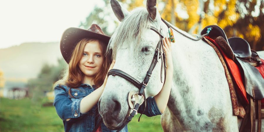 Vertrauen bildet die Basis für eine starke Bindung zwischen Reiter und Pferd.