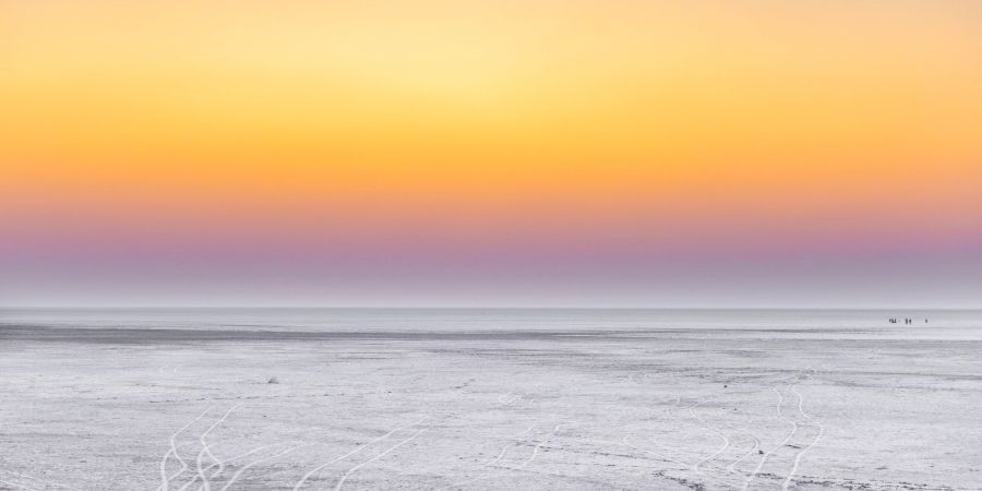 Atemberaubender Blick auf die weisse Wüste in White Rann, Kutch, Gujarat, Indien.