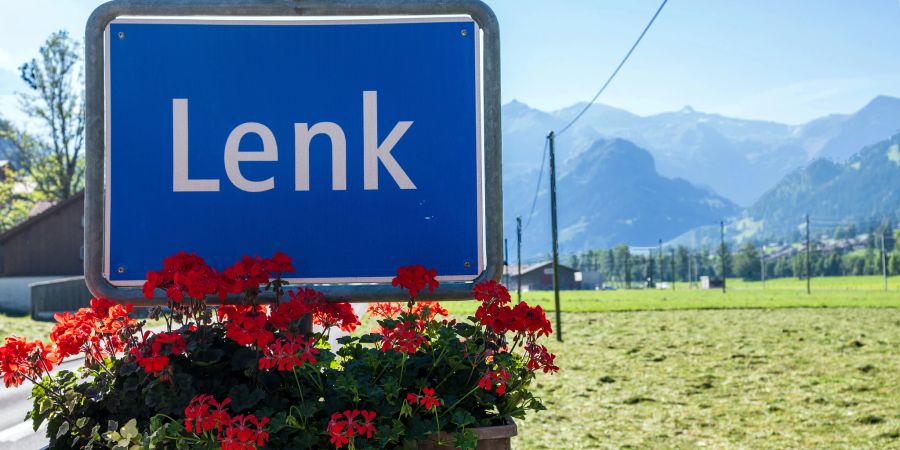 Ortsschild Lenk an der Lenkstrasse. - Simmental