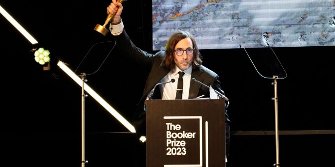 Paul Lynch, Gewinner des Booker Prize 2023, feiert kurz nach der Bekanntgabe auf der Bühne in London. Paul Lynch