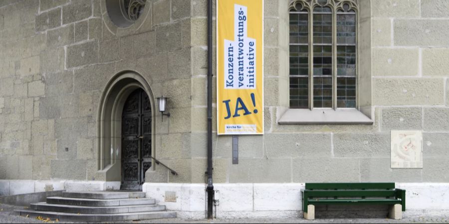 Ein Banner der Konzernverantwortungsinitiative hängt an der Hauswand der Berner Nydeggkirche, am 7. November 2020.