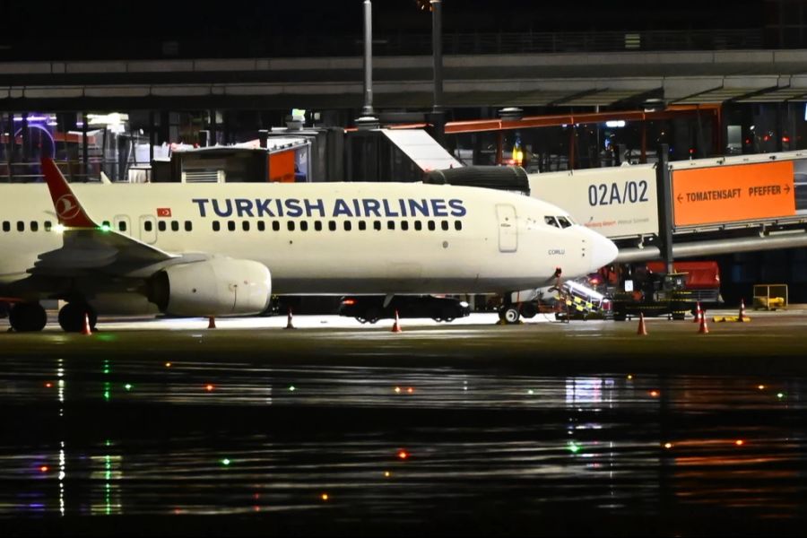 Am Samstagabend durchbrach ein Mann mit seinem Auto die Sicherheitsschranke beim Flughafen Hamburg und verschanzte sich auf dem Rollfeld.