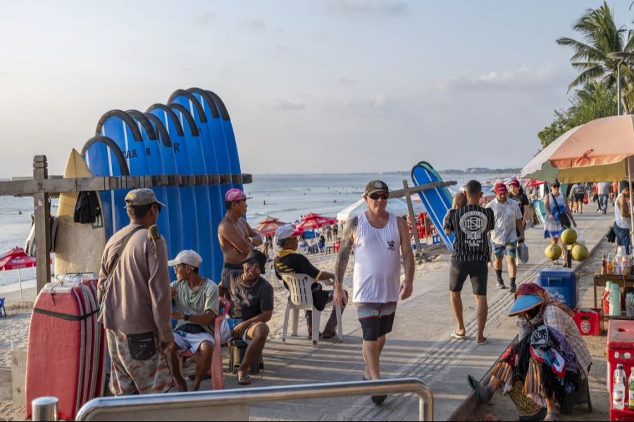 Touristen-Maschen sind auf der Nau.ch-Redaktion nichts Unbekanntes. Auf der beliebten Ferieninsel Bali etwa hatte ein Schweizer nicht nur eine Frau, sondern auch einen Affen gegen sich.