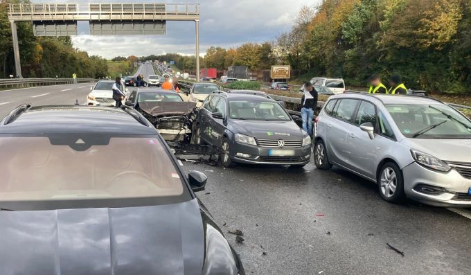 Chaos pur: Auf der deutschen A81 waren 85 Autos in Kollisionen verwickelt. A81