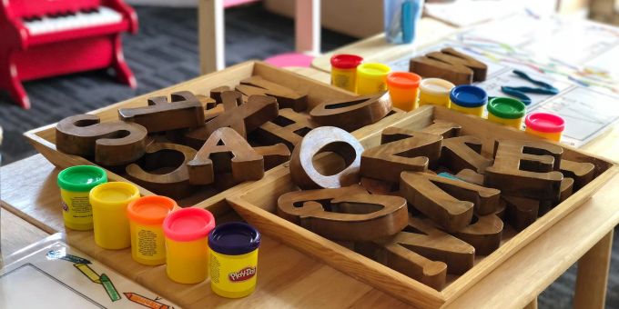 Ein Kindergarten kämpft um seine Lehrerin: Da sie keine pädagogische Ausbildung besitzt, durfte sie nur ein Jahr im Kindergarten unterrichten - obwohl Eltern und Kinder mehr als zufrieden sind. (Symbolbild) Kindergarten Lehrermangel Entlassung