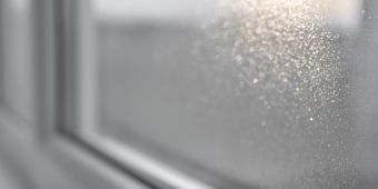 Feuchtes, nebliges Fenster