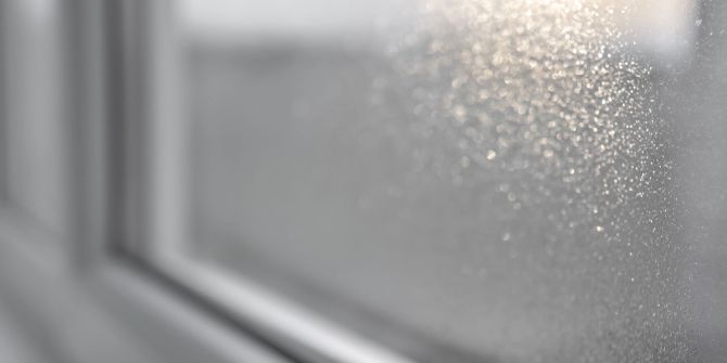 Feuchtes, nebliges Fenster