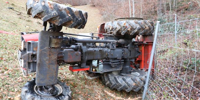 Riedern GL - Mann (†72) überschlägt sich beim Holzen mit Traktor  – tot