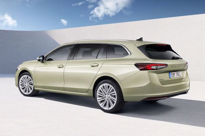 Der Hybrid hat seinen elektrischen Zapfstutzen auf der linken Seite und unterscheidet sich optisch sonst nur wenig von den Geschwistern 2024 Skoda Superb iV