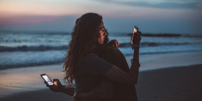Das Smartphone - immer dabei, immer am Start. Da kommt es teils zu absurden Situationen. Handy, Smartphone, Digital Detox