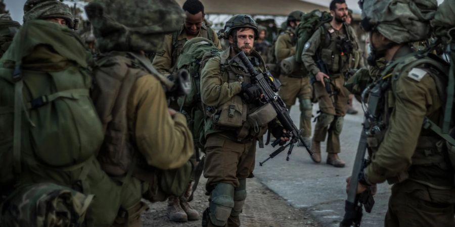 Israelische Soldaten im Kibbuz Beeri.