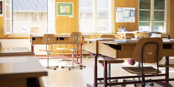 Die Lehrerverbände in drei Kantonen lancieren Initiativen zum Erhalt der Bildungsqualität und gegen den Lehrkräftemangel. (Symbolbild) lehrer personalmangel schüler bildung