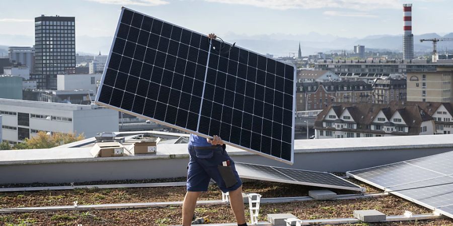 Noch vor 2050 könnte einer Studie zufolge Solarenergie zur wichtigsten Energiequelle der Welt werden. (Archivbild)