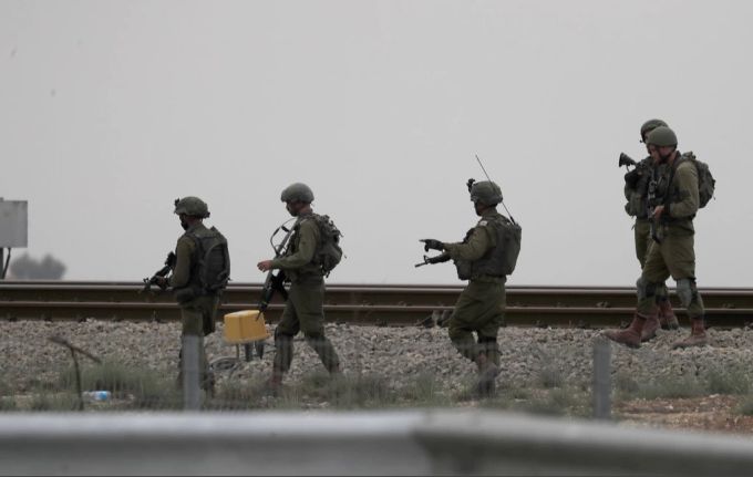 Israelische Soldaten patrouillieren nahe der Gaza-Grenze. Die Armee werde einer Geisel einen sicheren Übergang vom umkämpften Gazastreifen nach Israel ermöglichen. (Archivbild) Israel Krieg
